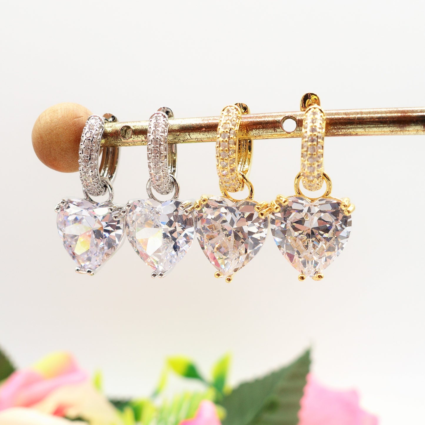 TESSA ~ HOOPS ~ Orecchini mini cerchio con cuore XL in Cubic Zirconia