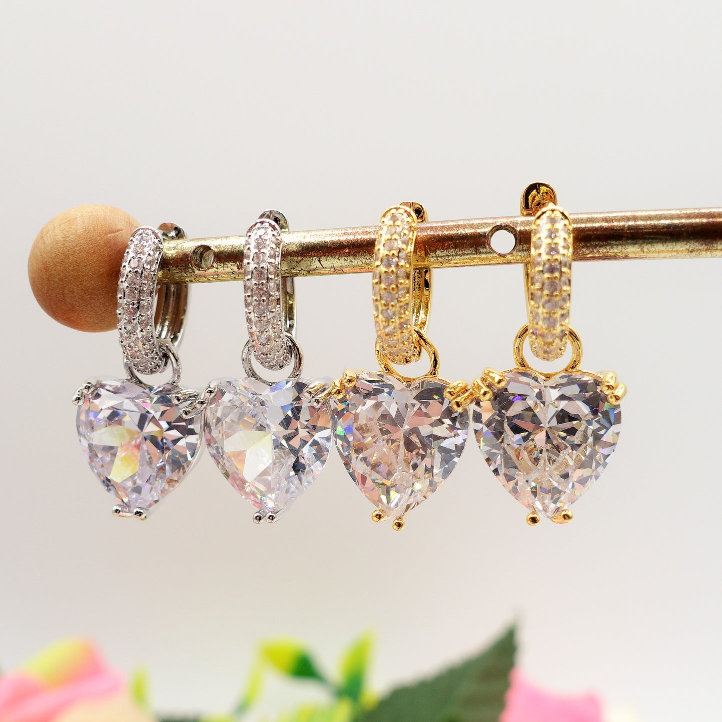 TESSA ~ HOOPS ~ Orecchini mini cerchio con cuore XL in Cubic Zirconia