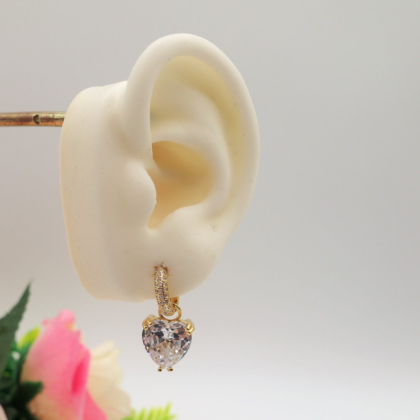 TESSA ~ HOOPS ~ Orecchini mini cerchio con cuore XL in Cubic Zirconia