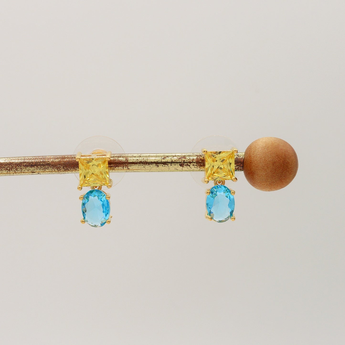 CHARIS tiny - Orecchini bottone con Cubic Zirconia RAINBOW