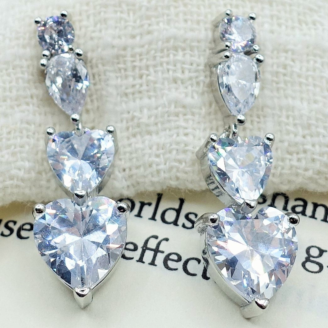 CHERIE - tiny - Orecchini pendenti in cubic zirconia a forma di cuore