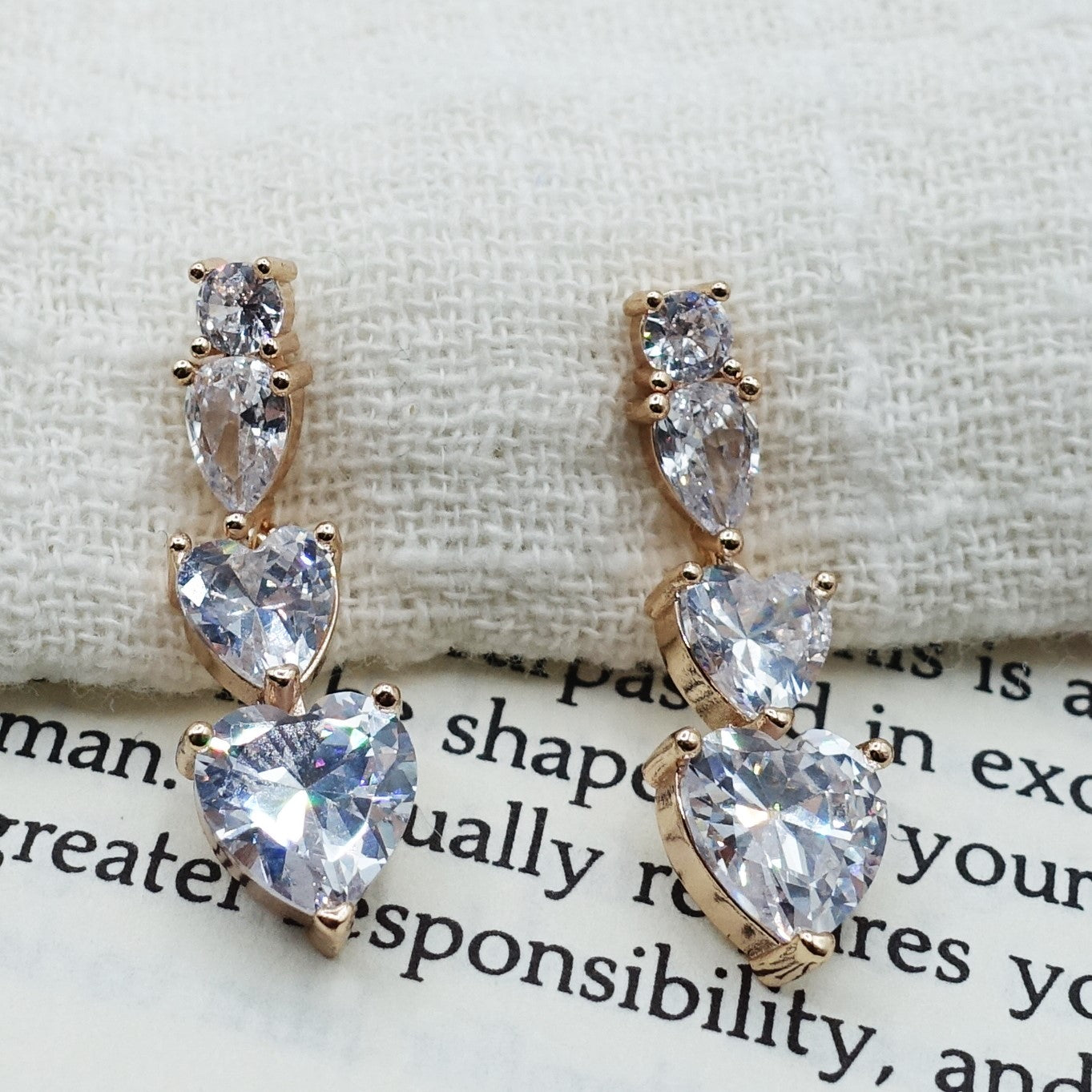 CHERIE - tiny - Orecchini pendenti in cubic zirconia a forma di cuore