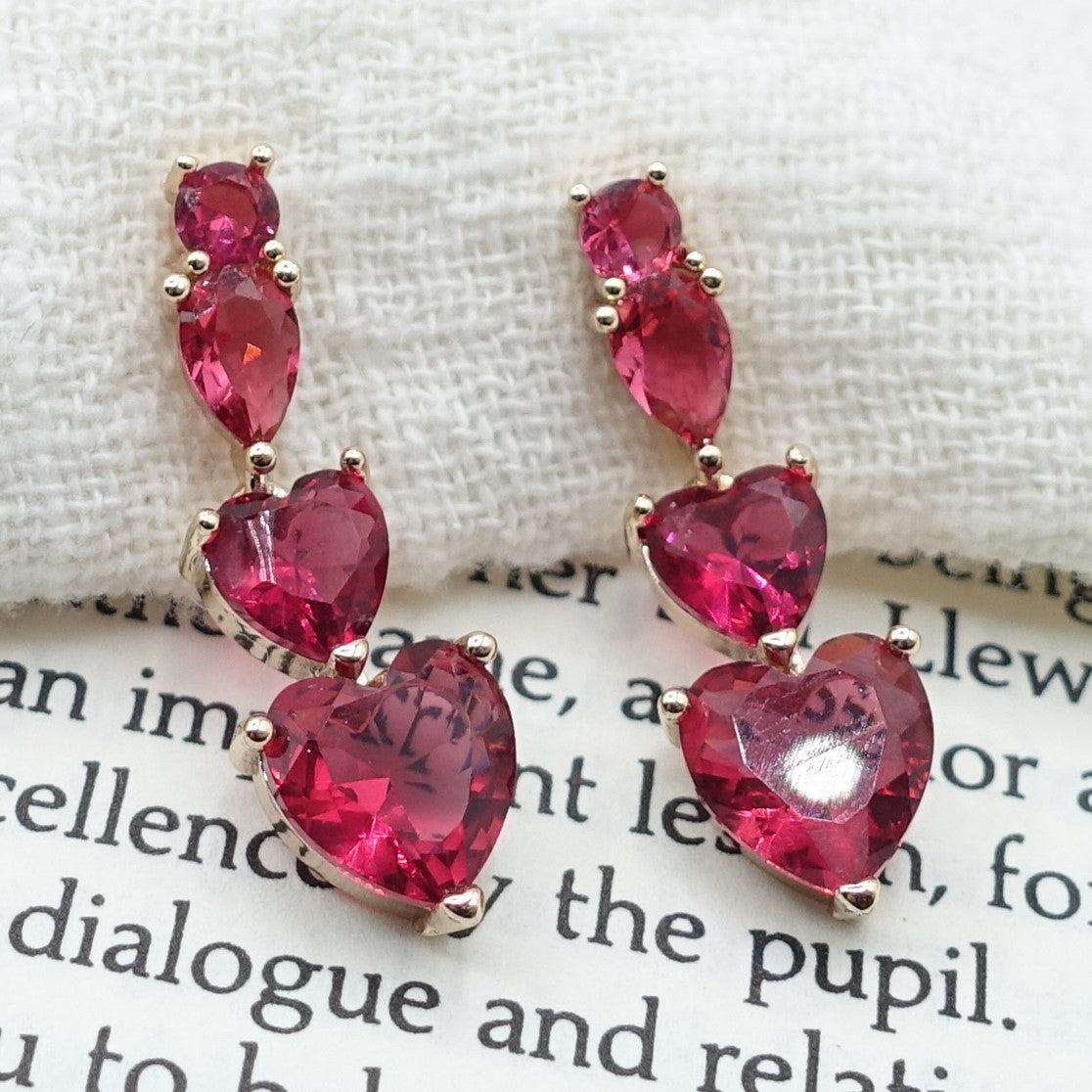 CHERIE - tiny - Orecchini pendenti in cubic zirconia a forma di cuore