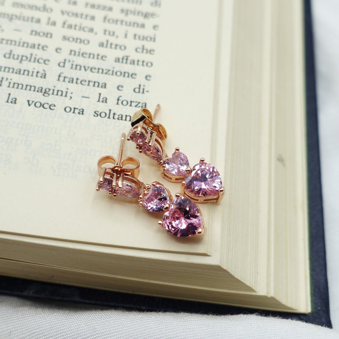 CHERIE - tiny - Orecchini pendenti in cubic zirconia a forma di cuore
