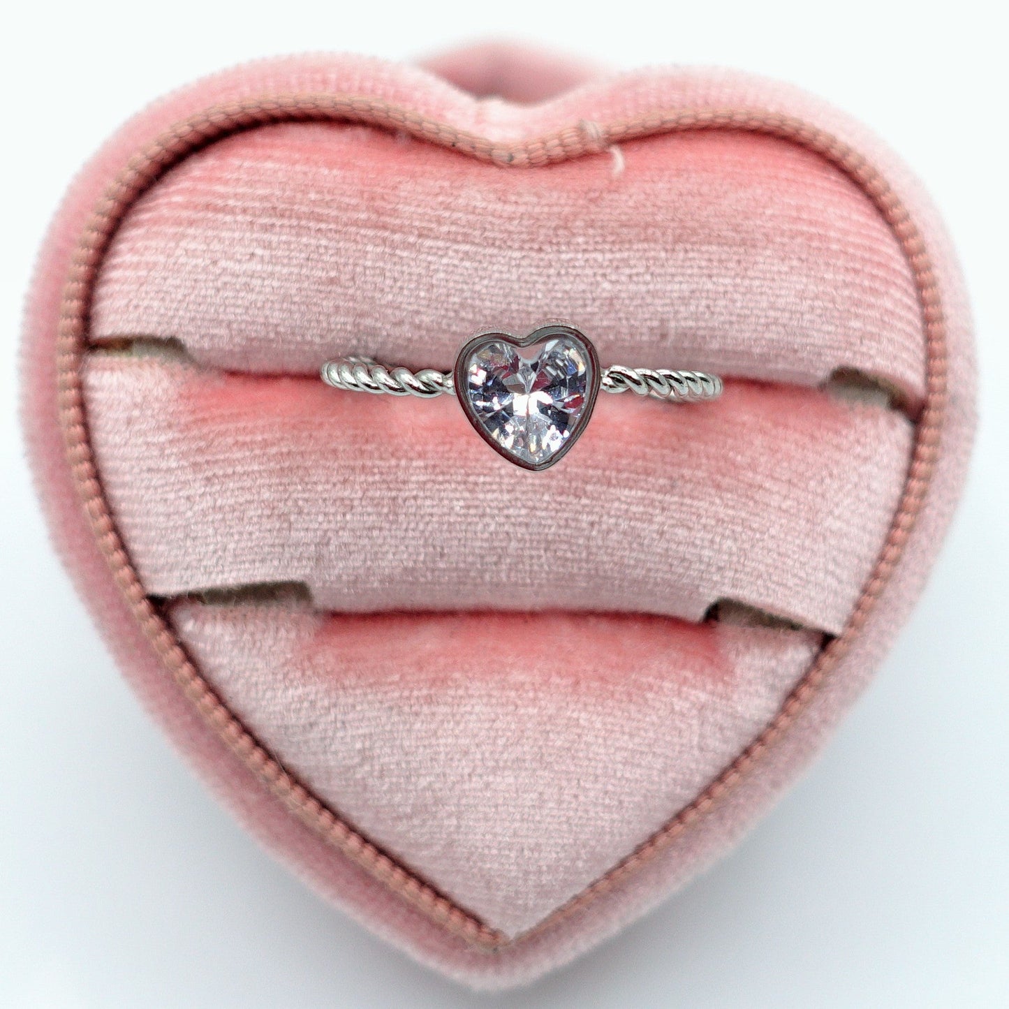 AURORA -ACCIAIO INOSSIDABILE~Anello con zirconi cubici a forma di cuore