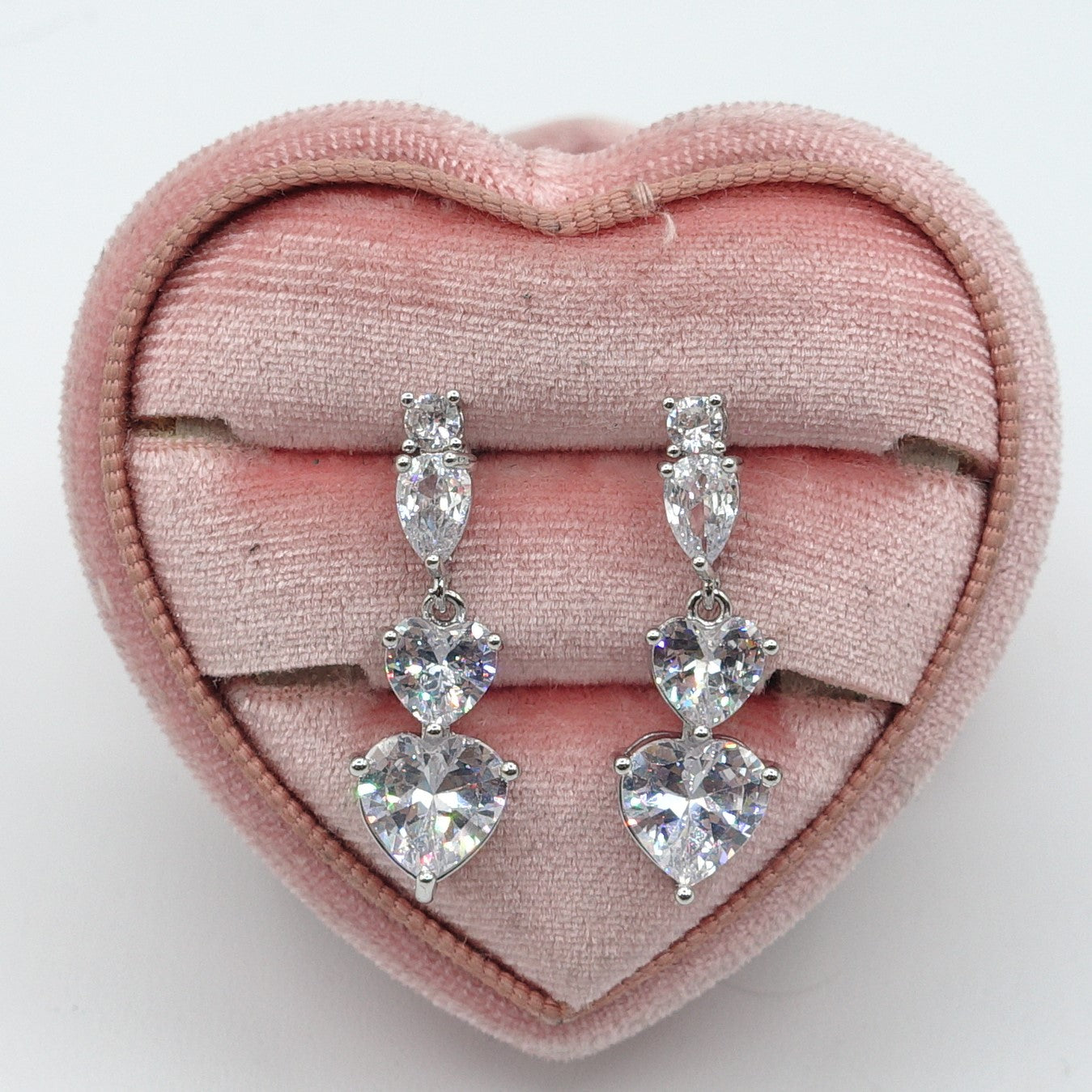 CHERIE - tiny - Orecchini pendenti in cubic zirconia a forma di cuore