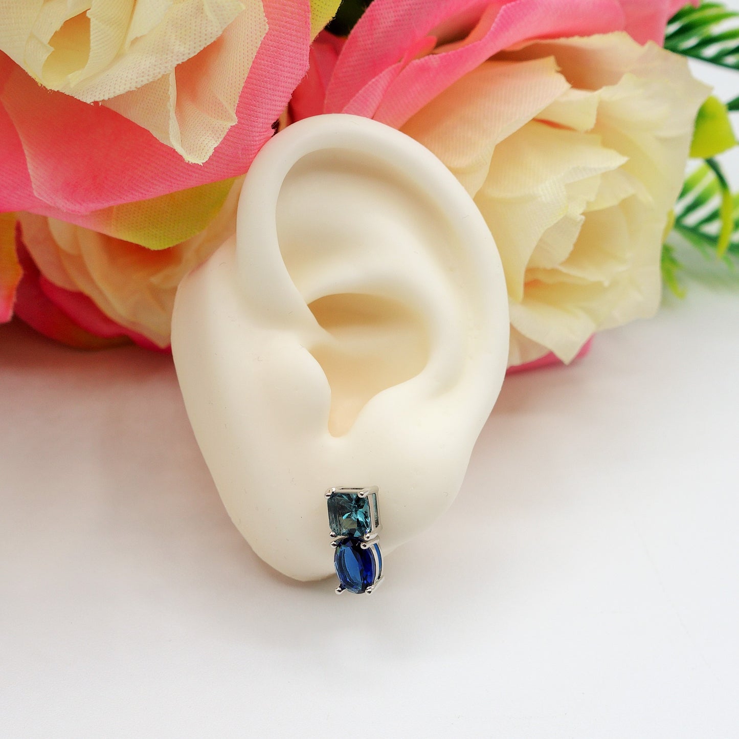 CHARIS tiny - Orecchini bottone con Cubic Zirconia RAINBOW