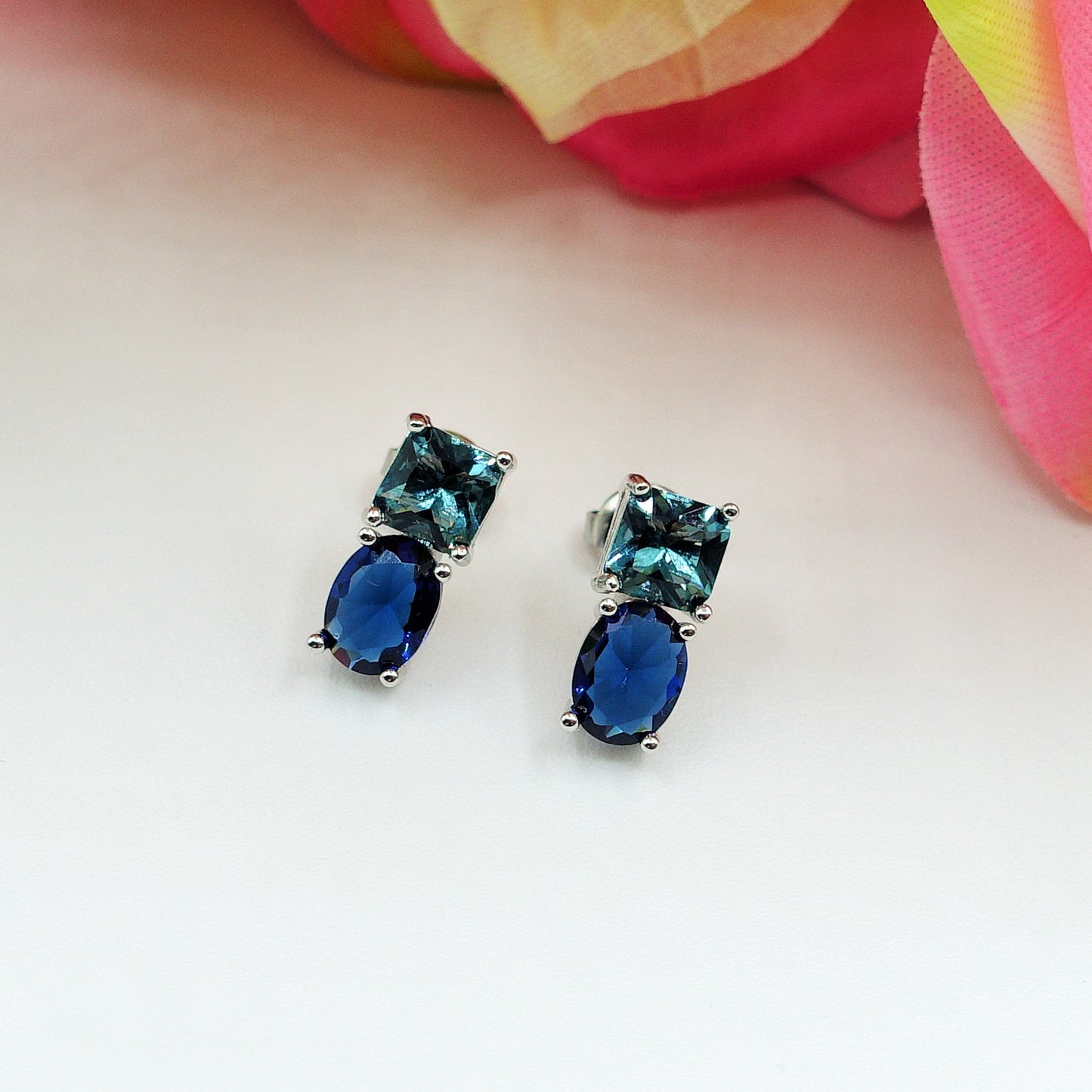 CHARIS tiny - Orecchini bottone con Cubic Zirconia RAINBOW