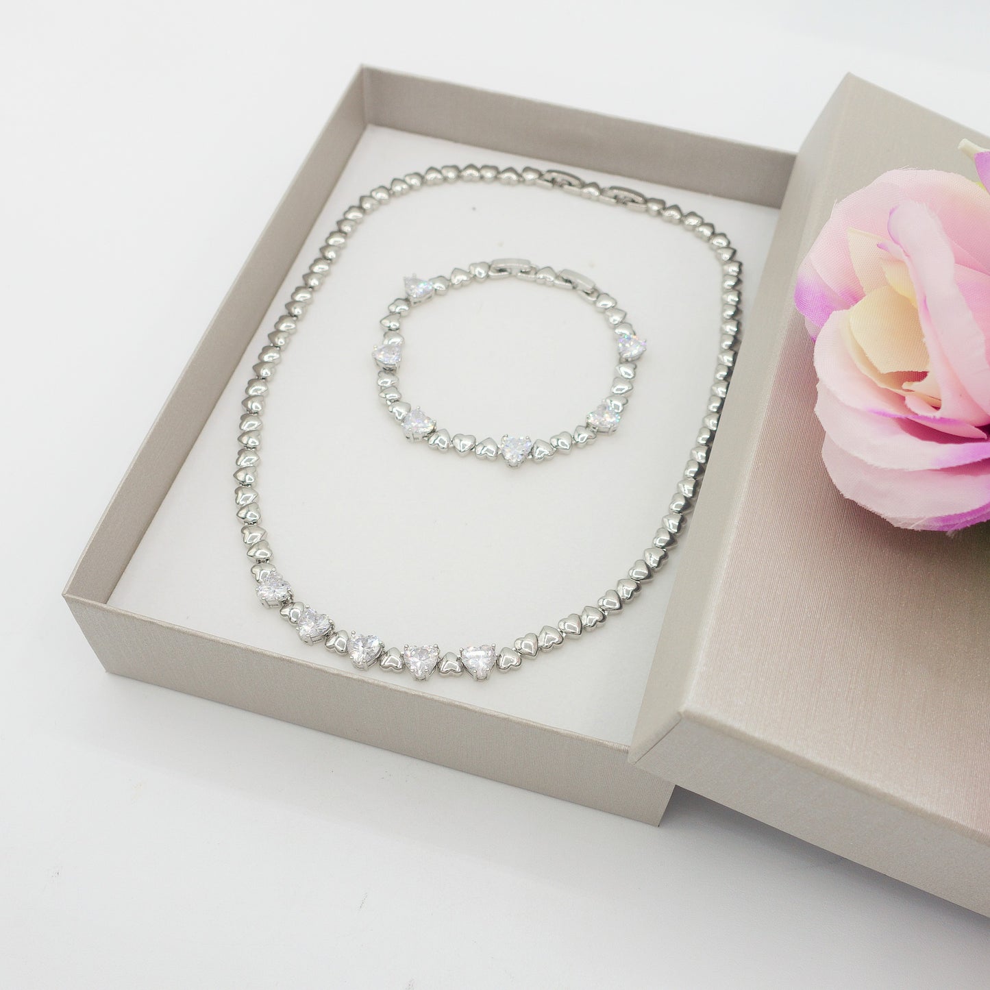 CLAIRE - Collier Tennis - Collana con cuoricini bombè e Cubic Zirconia a forma di cuore
