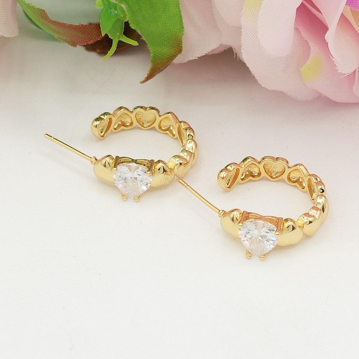 CLAIRE hoops - PAIO Orecchini a cerchio con cuoricini bombè e Cubic Zirconia a forma di cuore
