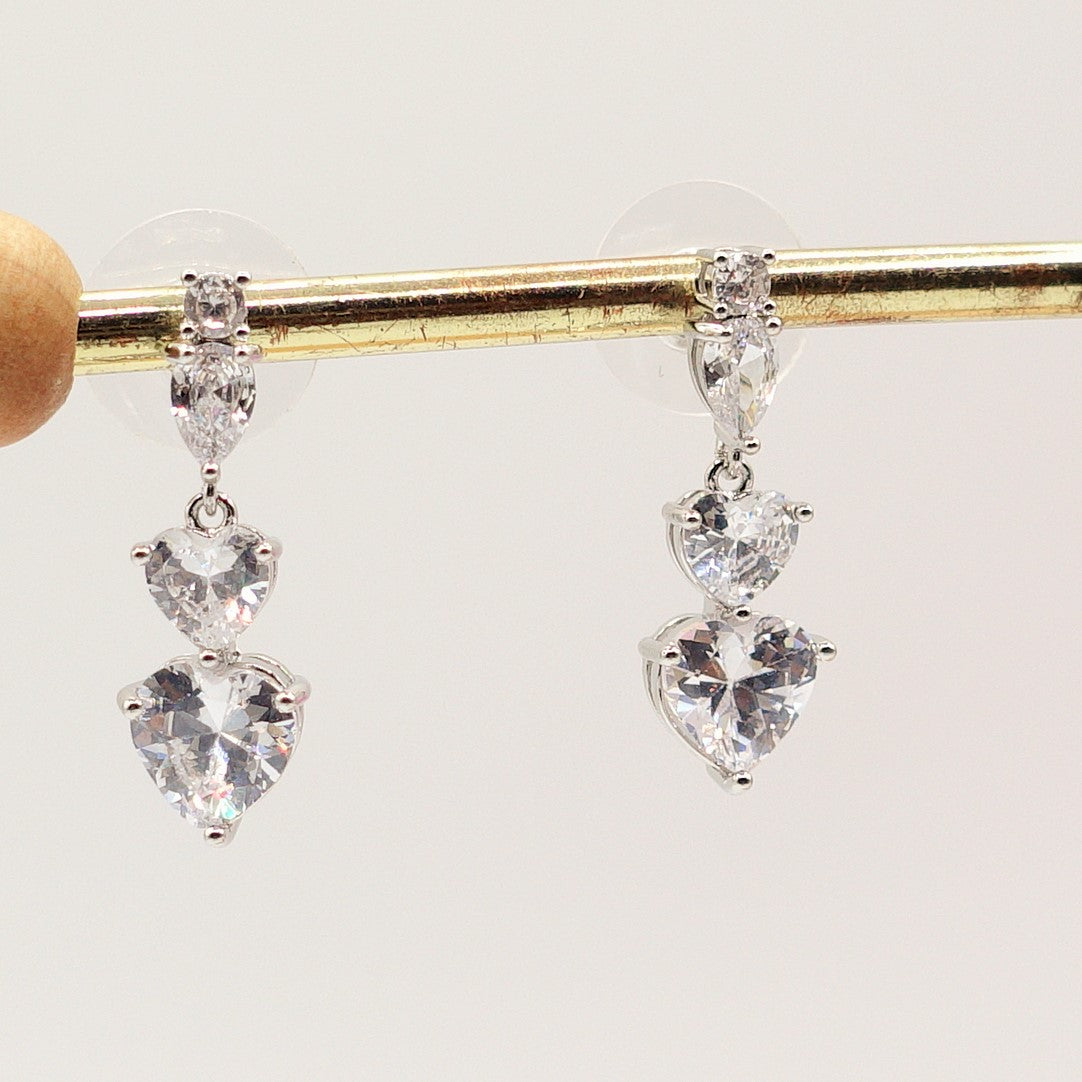 CHERIE - tiny - Orecchini pendenti in cubic zirconia a forma di cuore