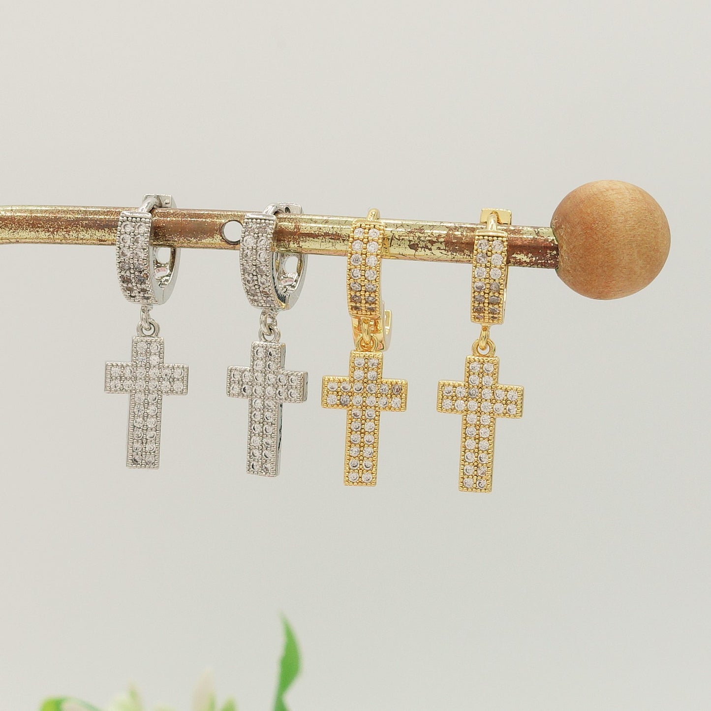 SQUARE CROSS HOOPS ~ Orecchini mini cerchio con croce doppia in cubic zirconia