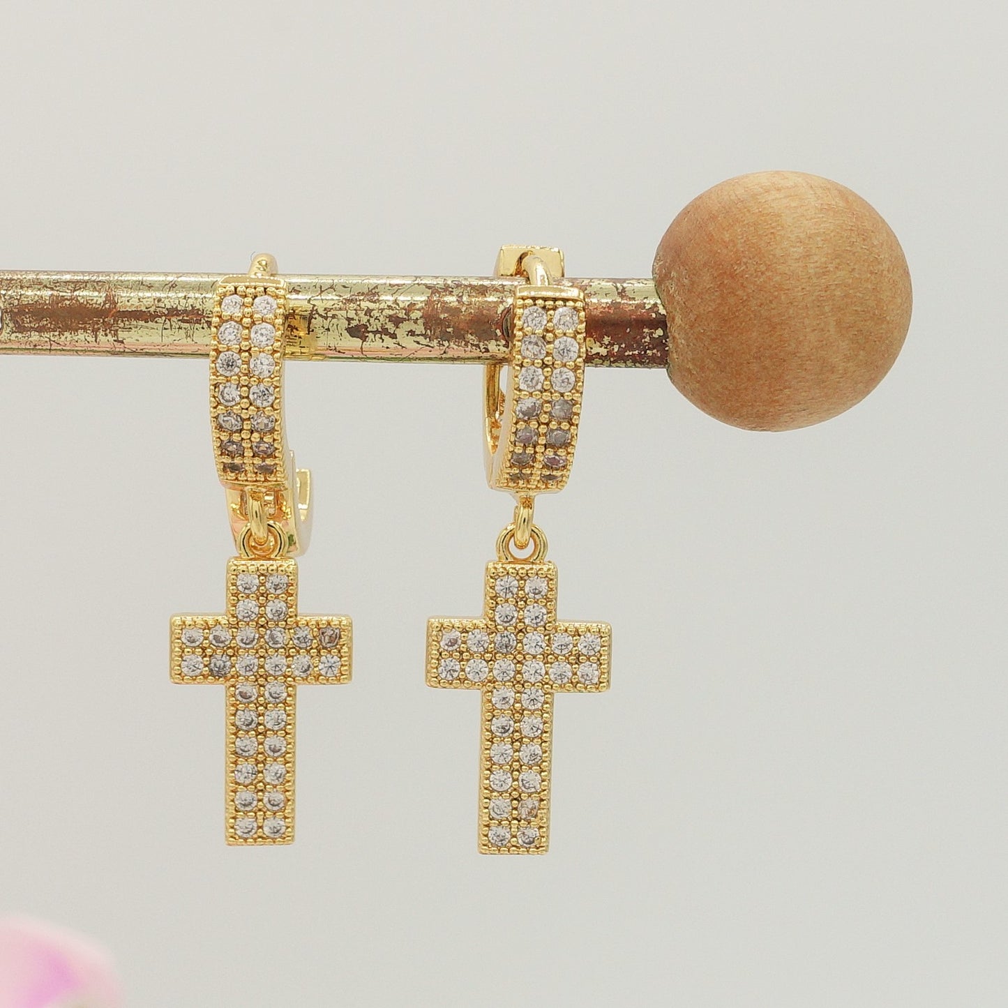 SQUARE CROSS HOOPS ~ Orecchini mini cerchio con croce doppia in cubic zirconia
