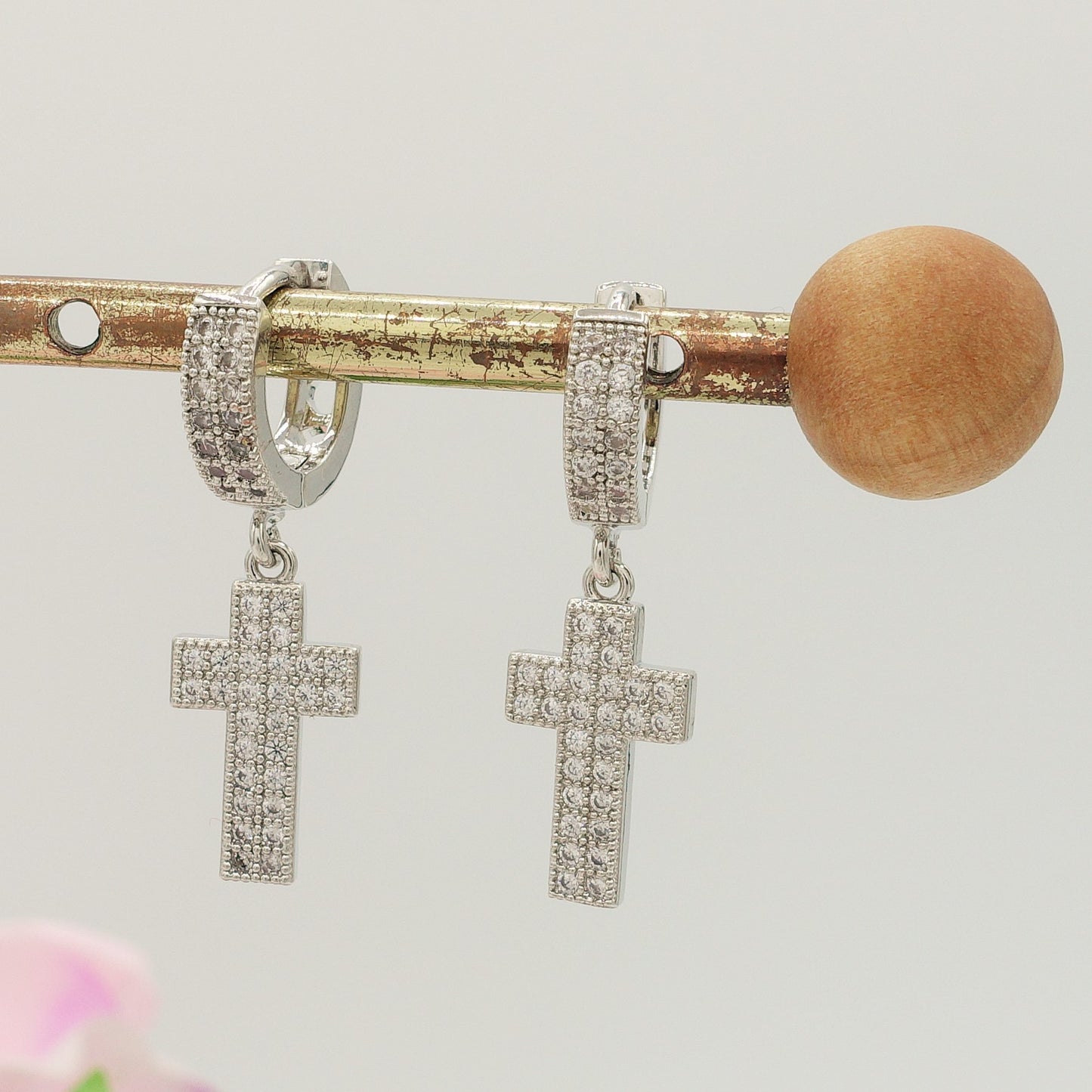 SQUARE CROSS HOOPS ~ Orecchini mini cerchio con croce doppia in cubic zirconia