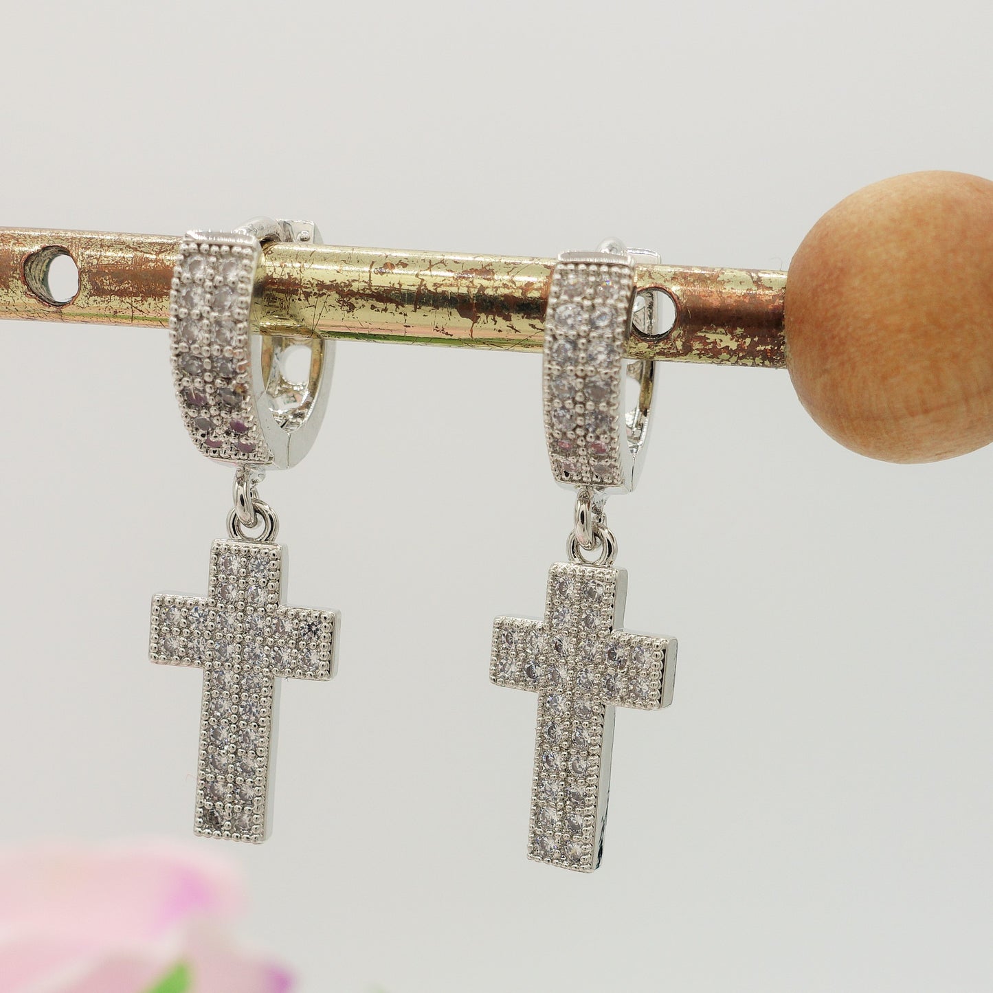 SQUARE CROSS HOOPS ~ Orecchini mini cerchio con croce doppia in cubic zirconia