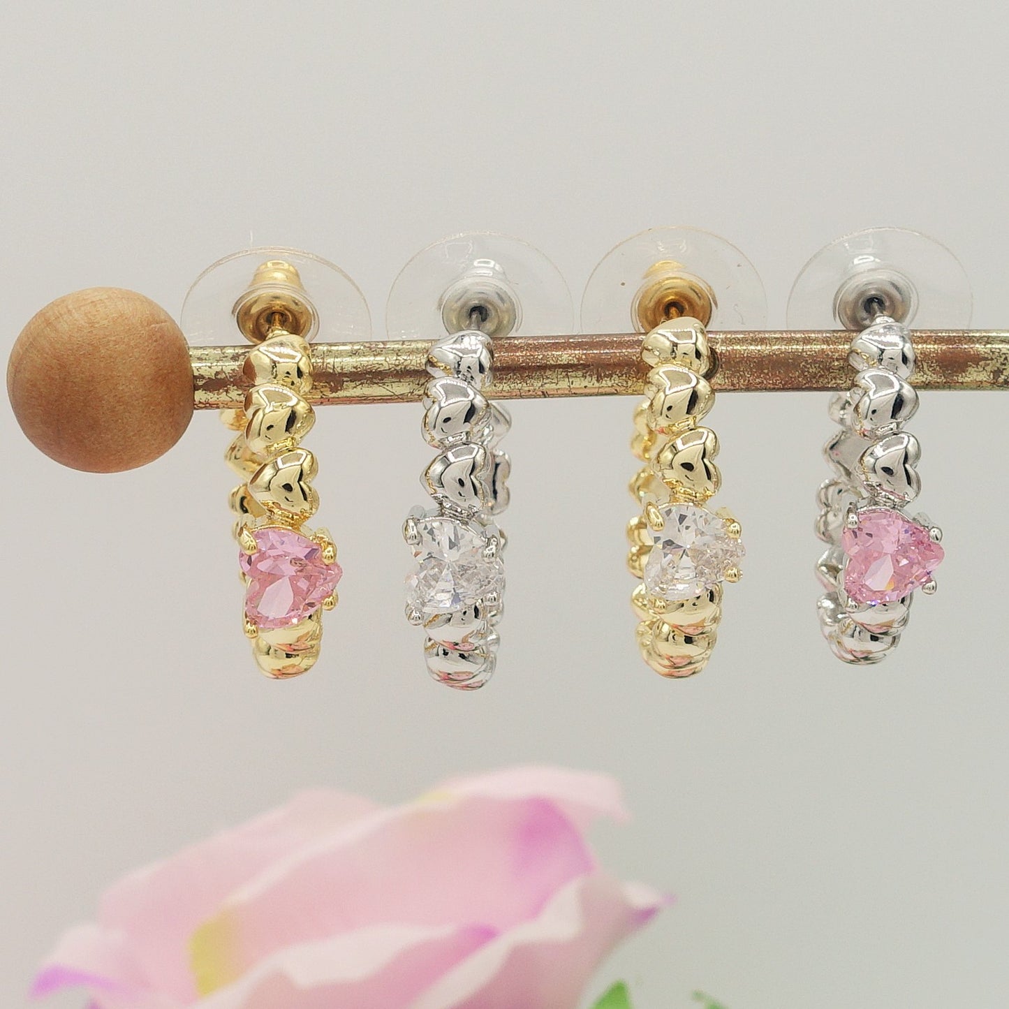CLAIRE hoops - PAIO Orecchini a cerchio con cuoricini bombè e Cubic Zirconia a forma di cuore