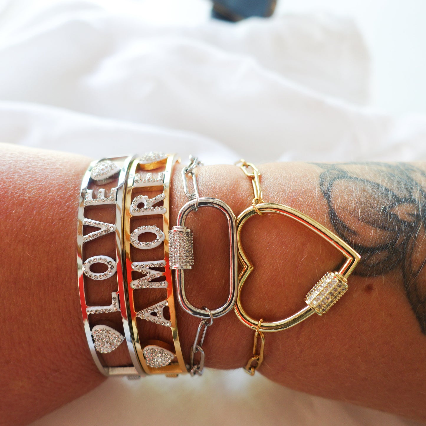 AMORE ~ Bracciale manetta in ACCIAIO INOSSIDABILE con cubic zirconia