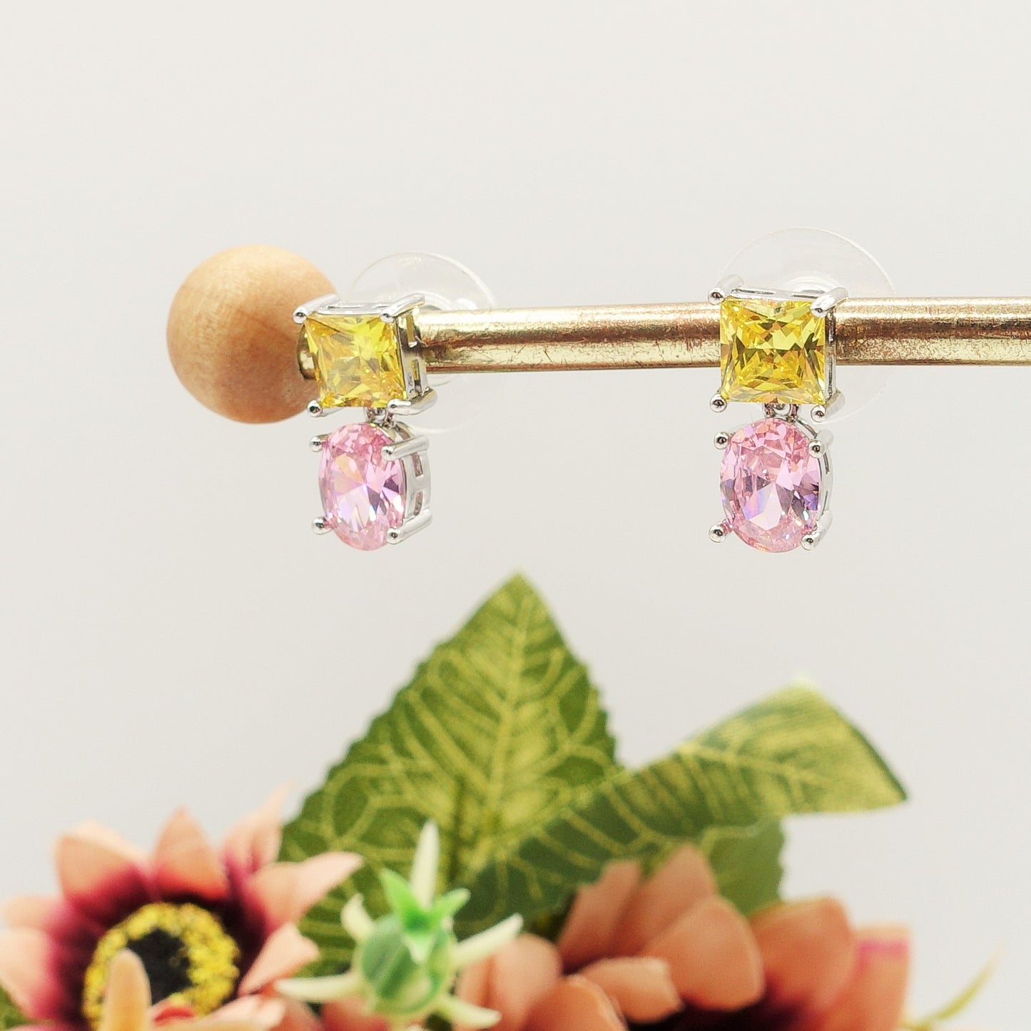 CHARIS tiny - Orecchini bottone con Cubic Zirconia RAINBOW
