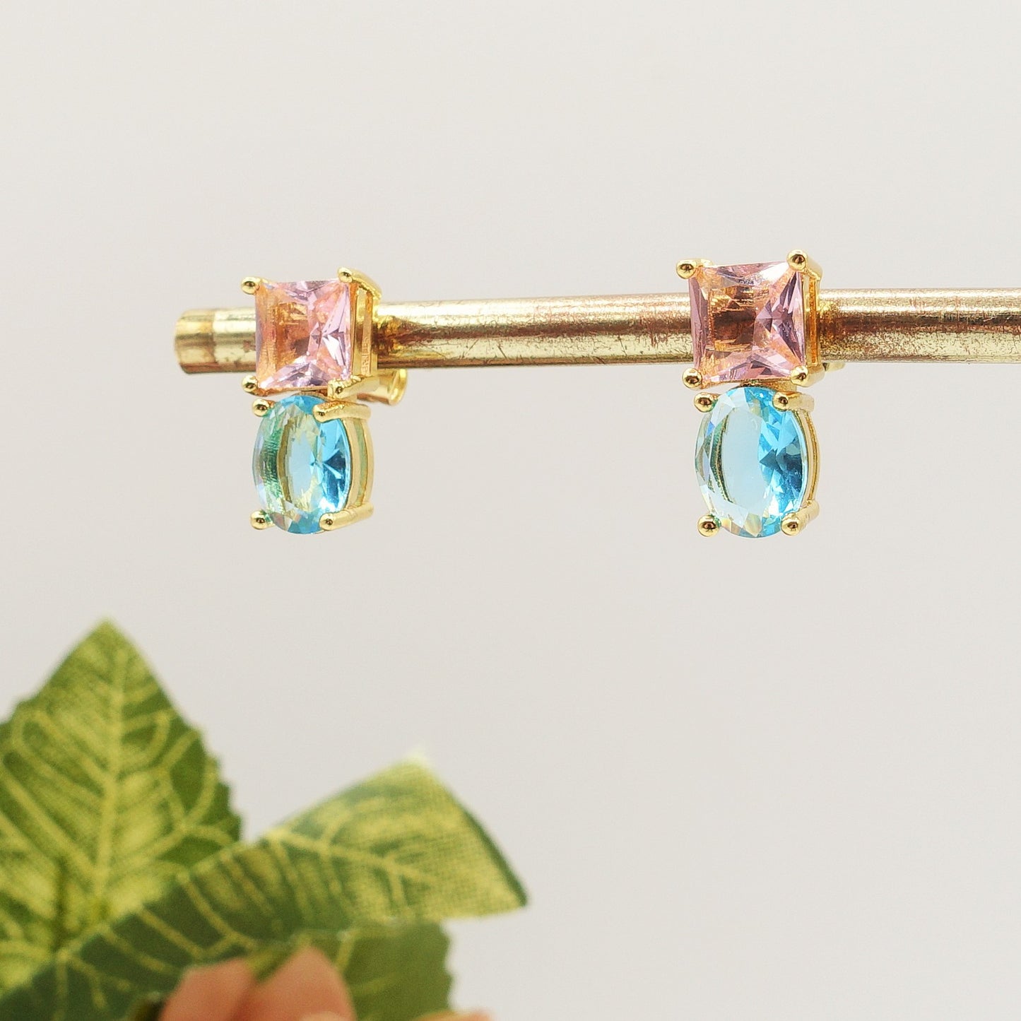 CHARIS tiny - Orecchini bottone con Cubic Zirconia RAINBOW