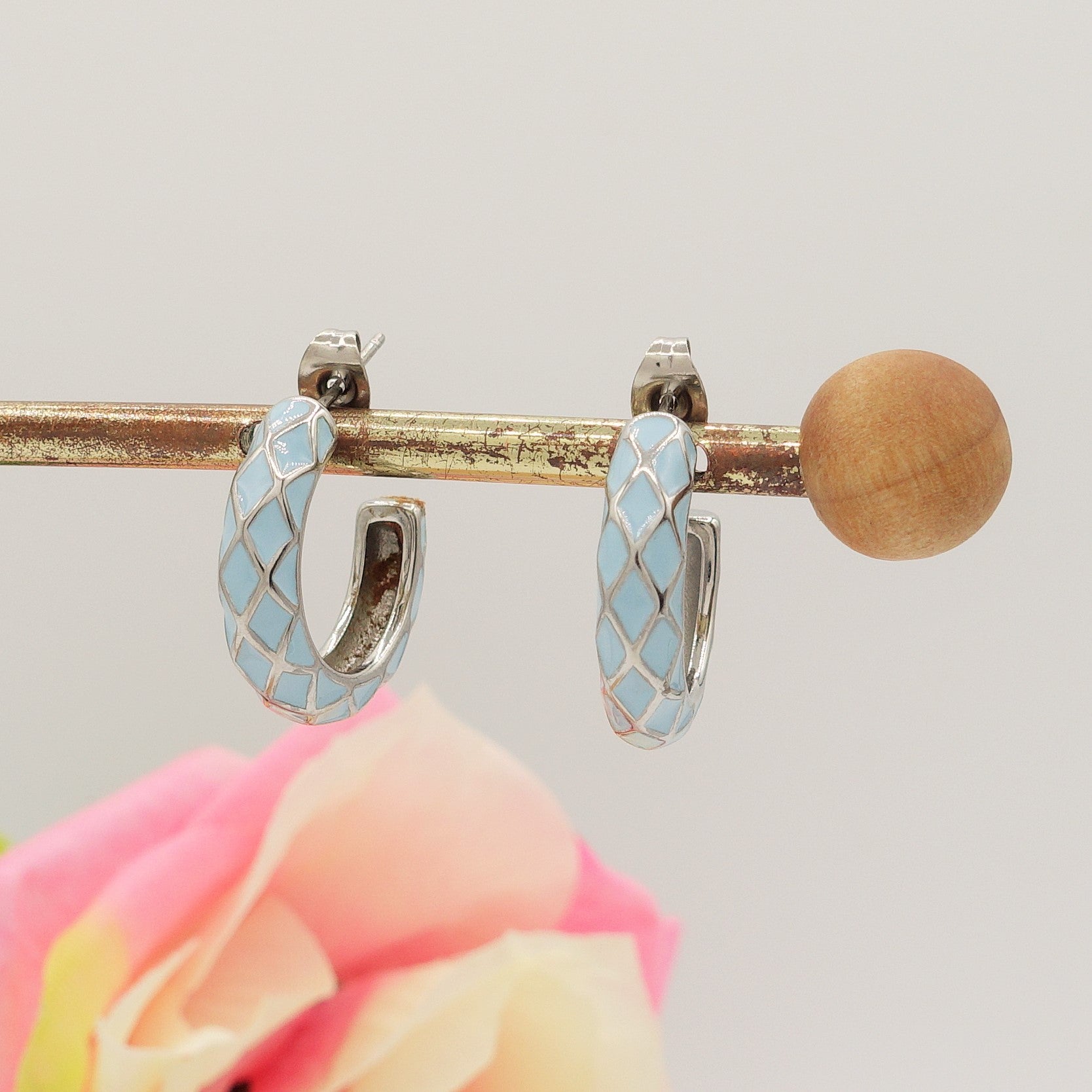 Piccoli orecchini a cerchio ondulati in argento adornati di zirconi... | Orecchini a cerchio in argento Air mini Piccoli orecchini a cerchio ondulati in argento adornati di zirconi... | Orecchini a cerchio in argento Air mini