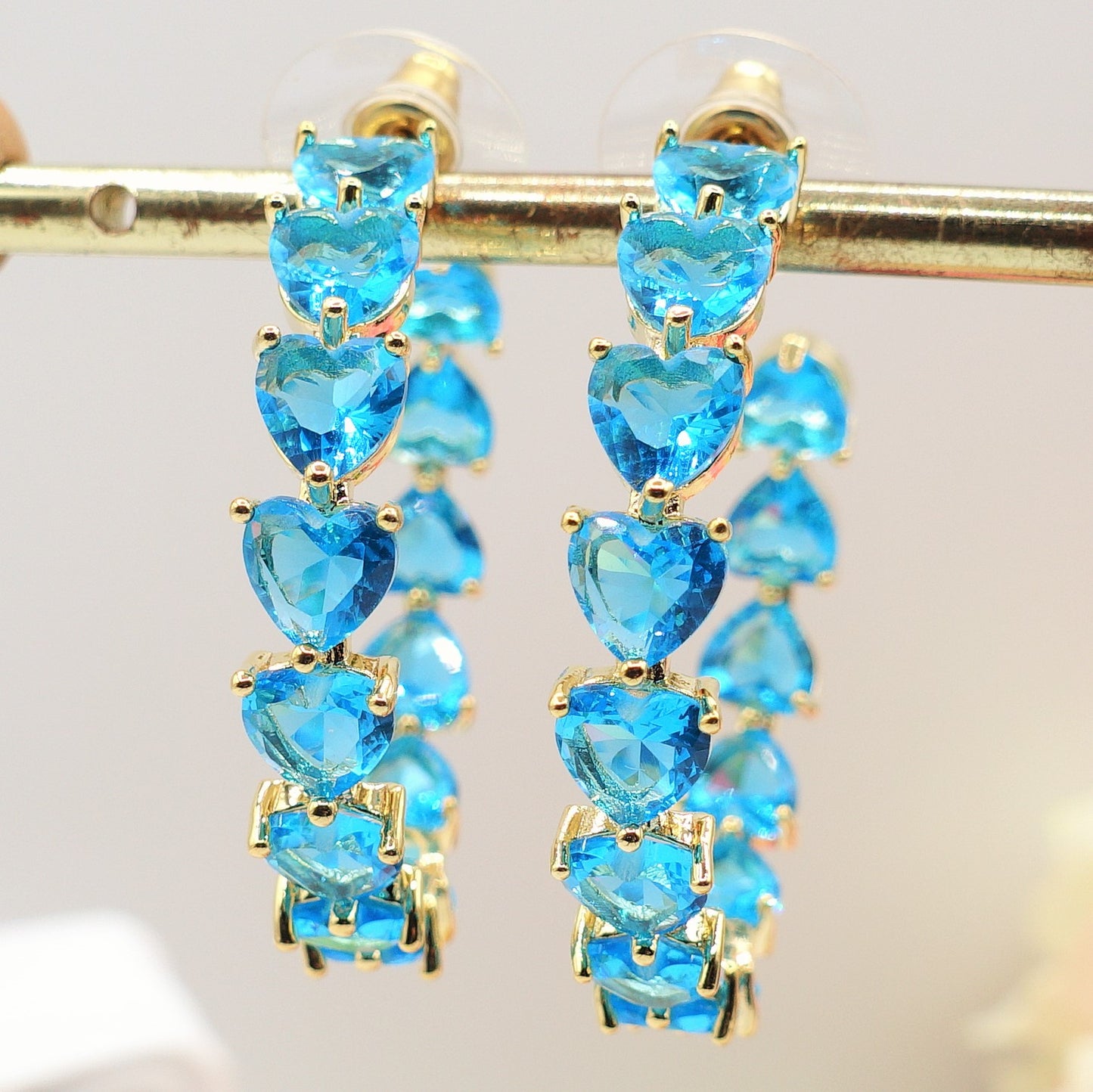 CHERIE RAINBOW - Big hoops xl- orecchini a cerchio con cubic zirconia a forma di cuore