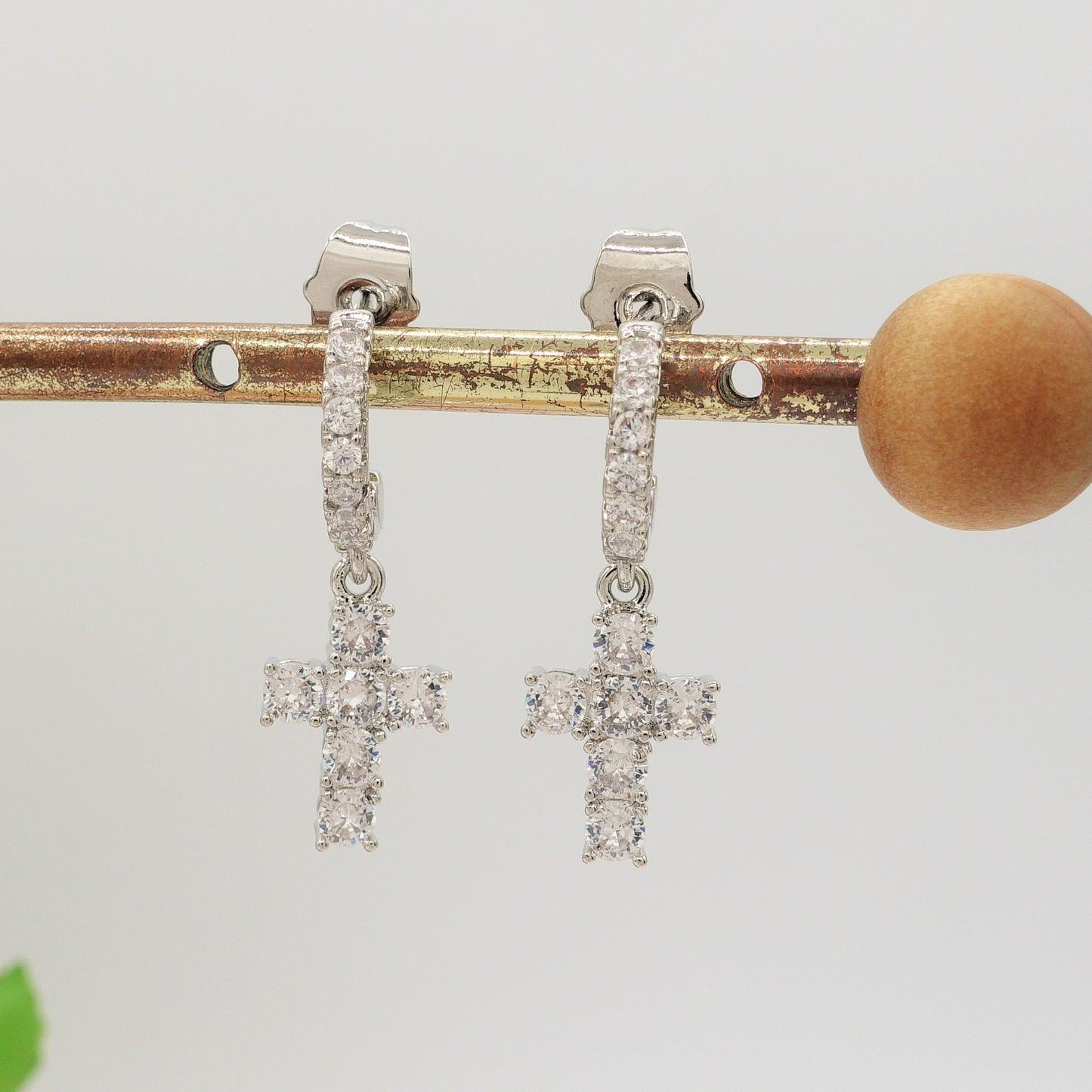 SYLVIE CROSS HOOPS ~ Orecchini mini cerchio zirconato con croce in cubic zirconia