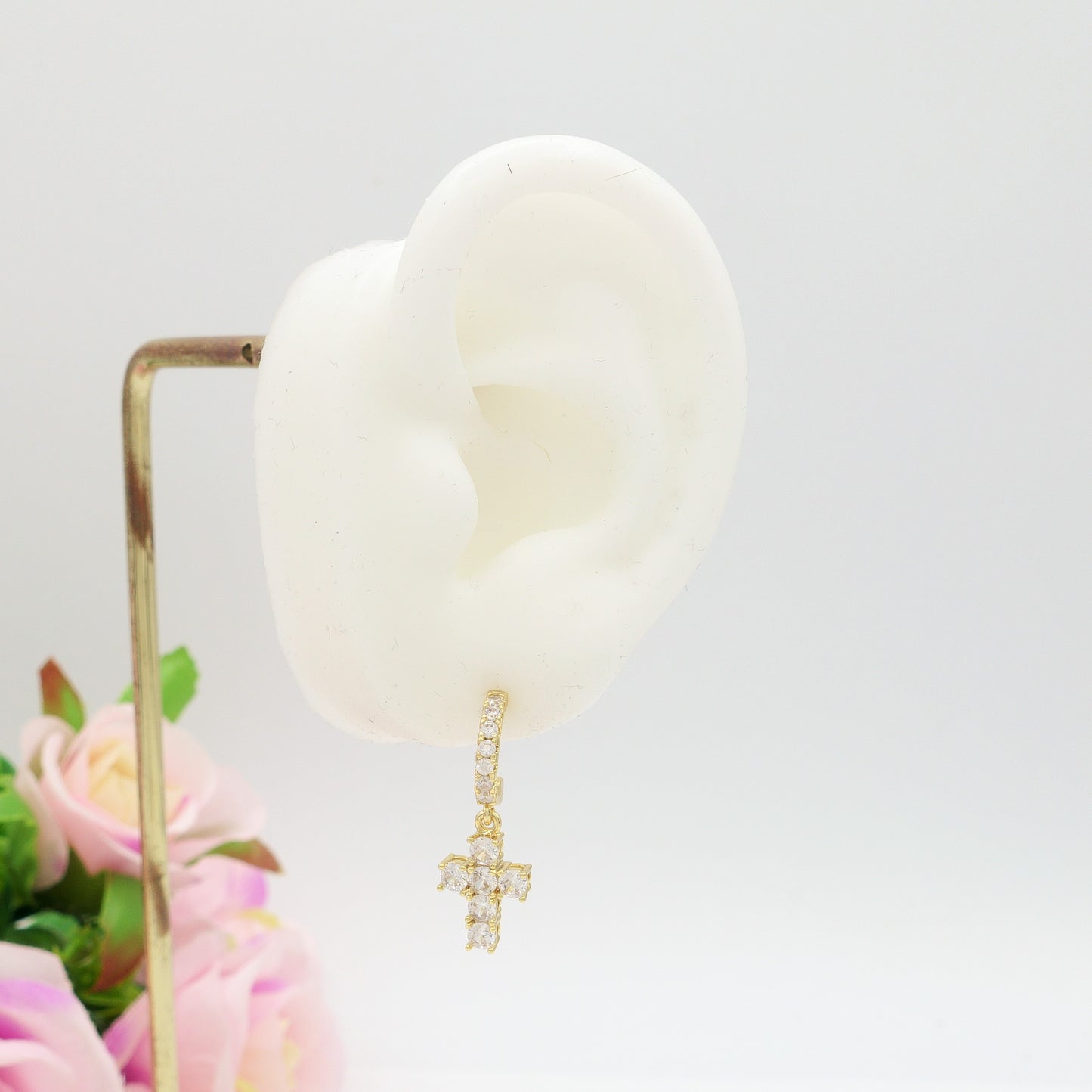 SYLVIE CROSS HOOPS ~ Orecchini mini cerchio zirconato con croce in cubic zirconia