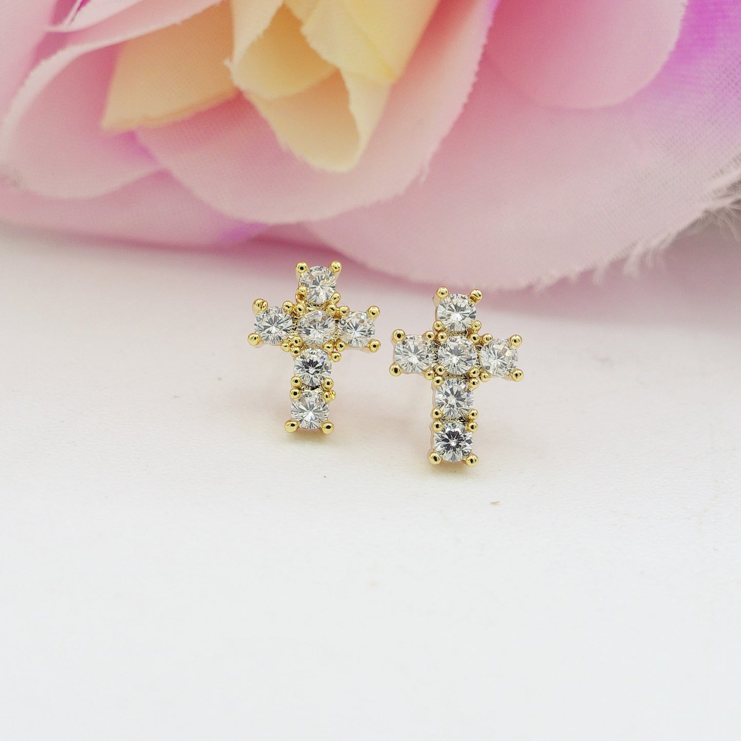 SYLVIE CROSS STUDS ~ Orecchini a lobo con croce in cubic zirconia