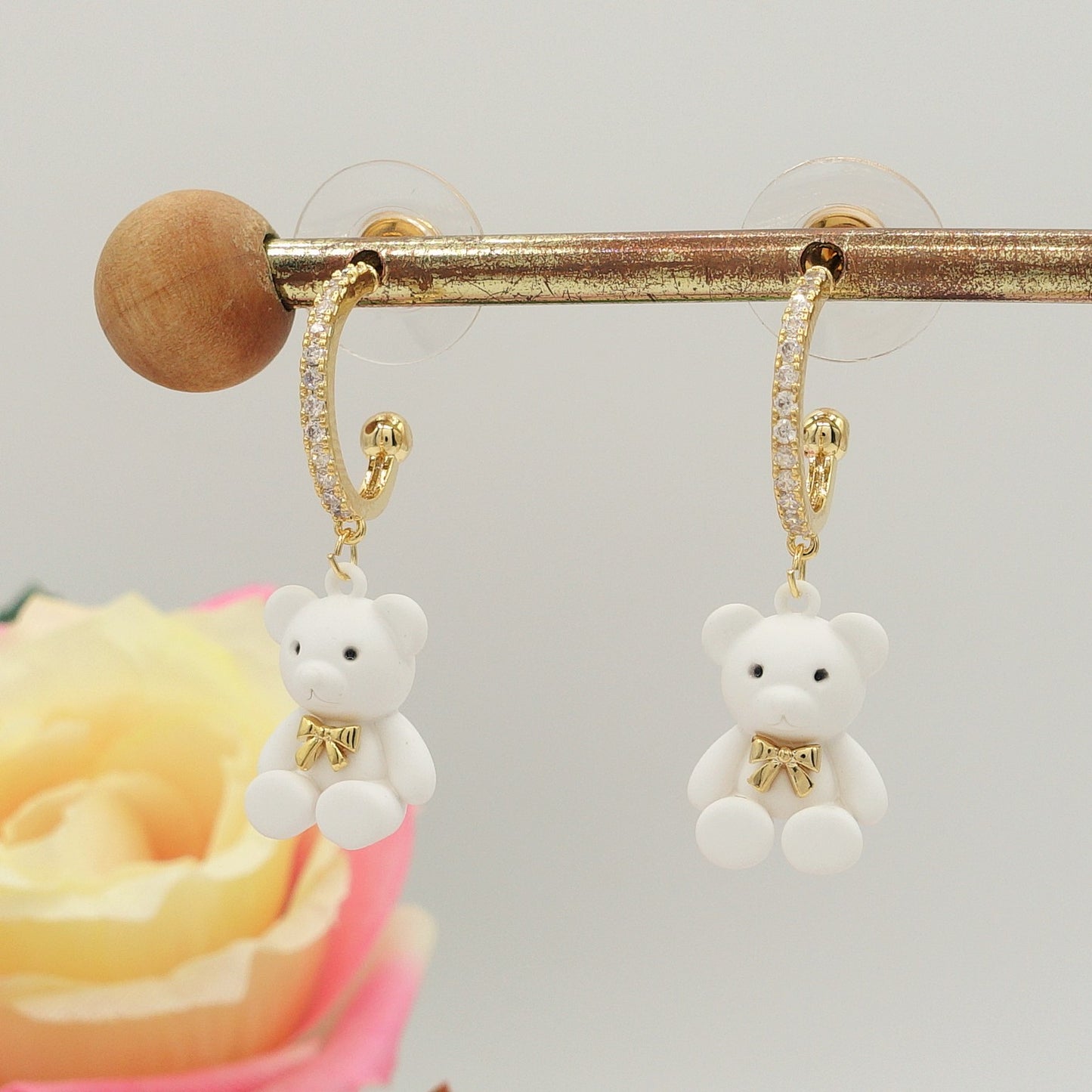 TEDDY CRYSTAL ~ Orecchini a cerchio con orsetto e Cubic Zirconia