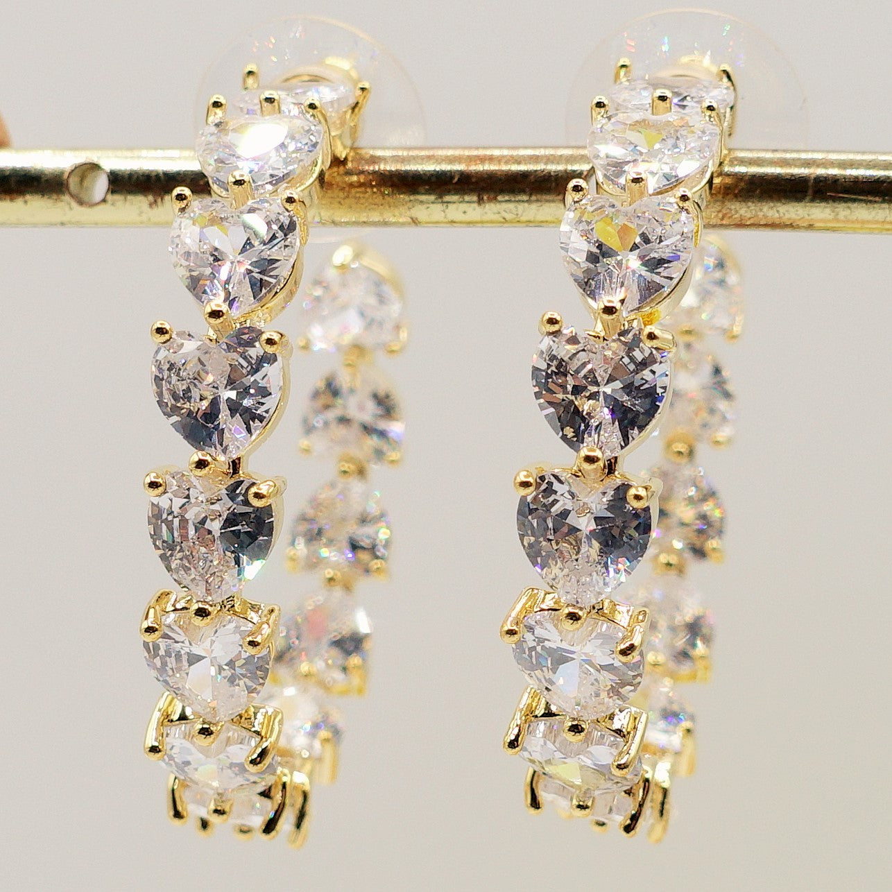CHERIE RAINBOW - Big hoops xl- orecchini a cerchio con cubic zirconia a forma di cuore