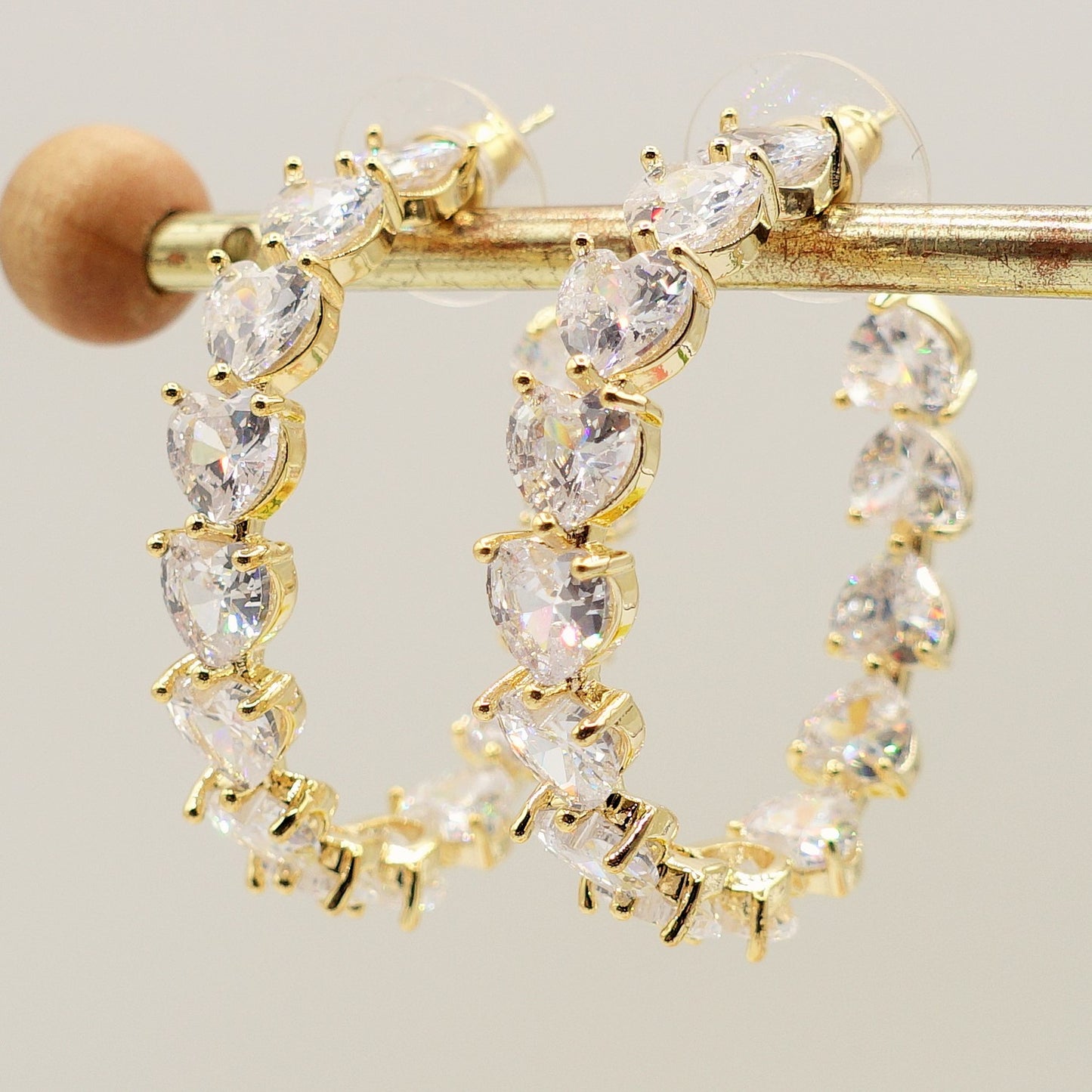 CHERIE RAINBOW - Big hoops xl- orecchini a cerchio con cubic zirconia a forma di cuore