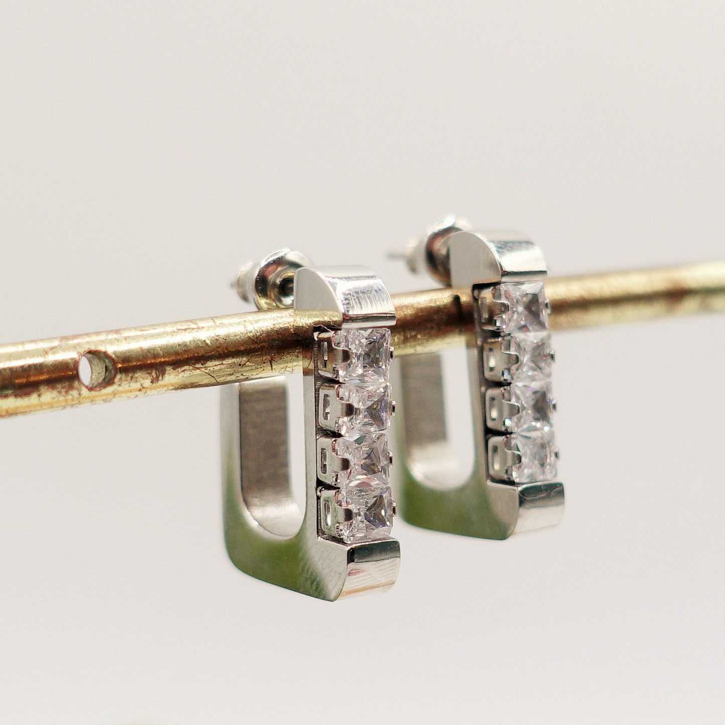 GILLIAN - ACCIAIO INOSSIDABILE ~ Orecchini squadrati con cubic zirconia