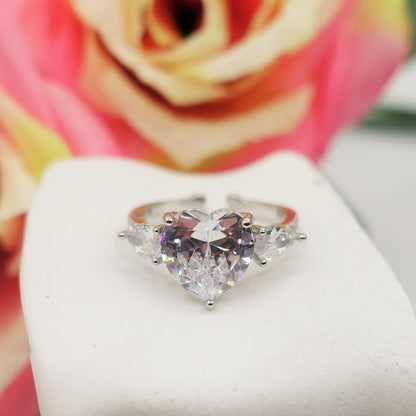 CHANTELLE ~ Anello regolabile TRILOGY con cubic zirconia a forma di cuore