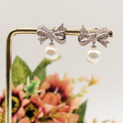 CALLA ~ orecchini bottone con fiocco zirconato e perla