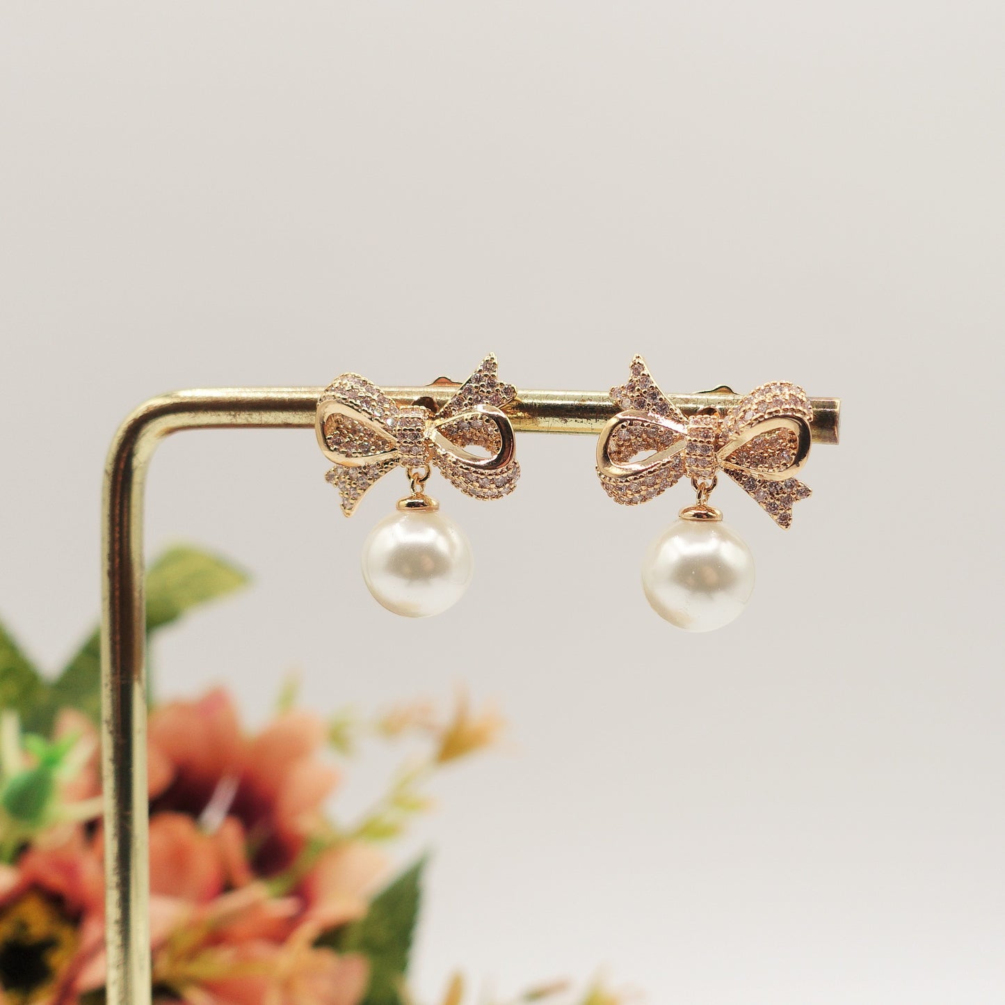 CALLA ~ orecchini bottone con fiocco zirconato e perla