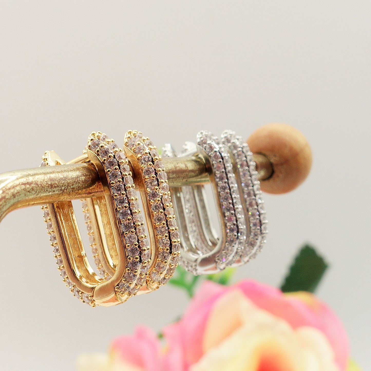 VALERIE ~ Orecchini huggies rettangolari in Cubic Zirconia