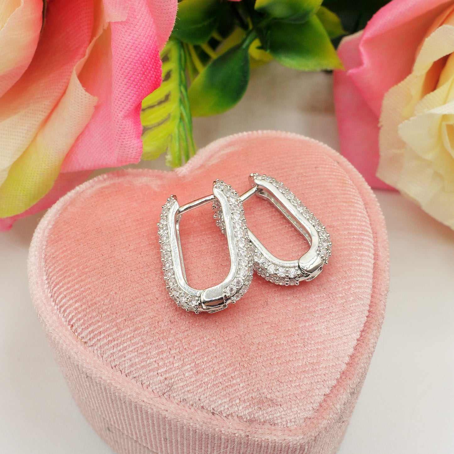 VALERIE ~ Orecchini huggies rettangolari in Cubic Zirconia