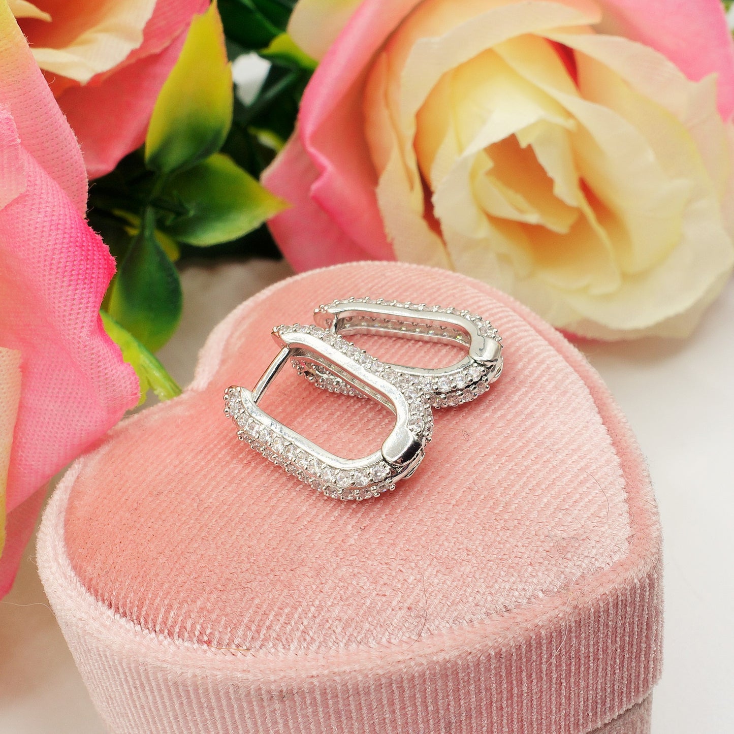VALERIE ~ Orecchini huggies rettangolari in Cubic Zirconia