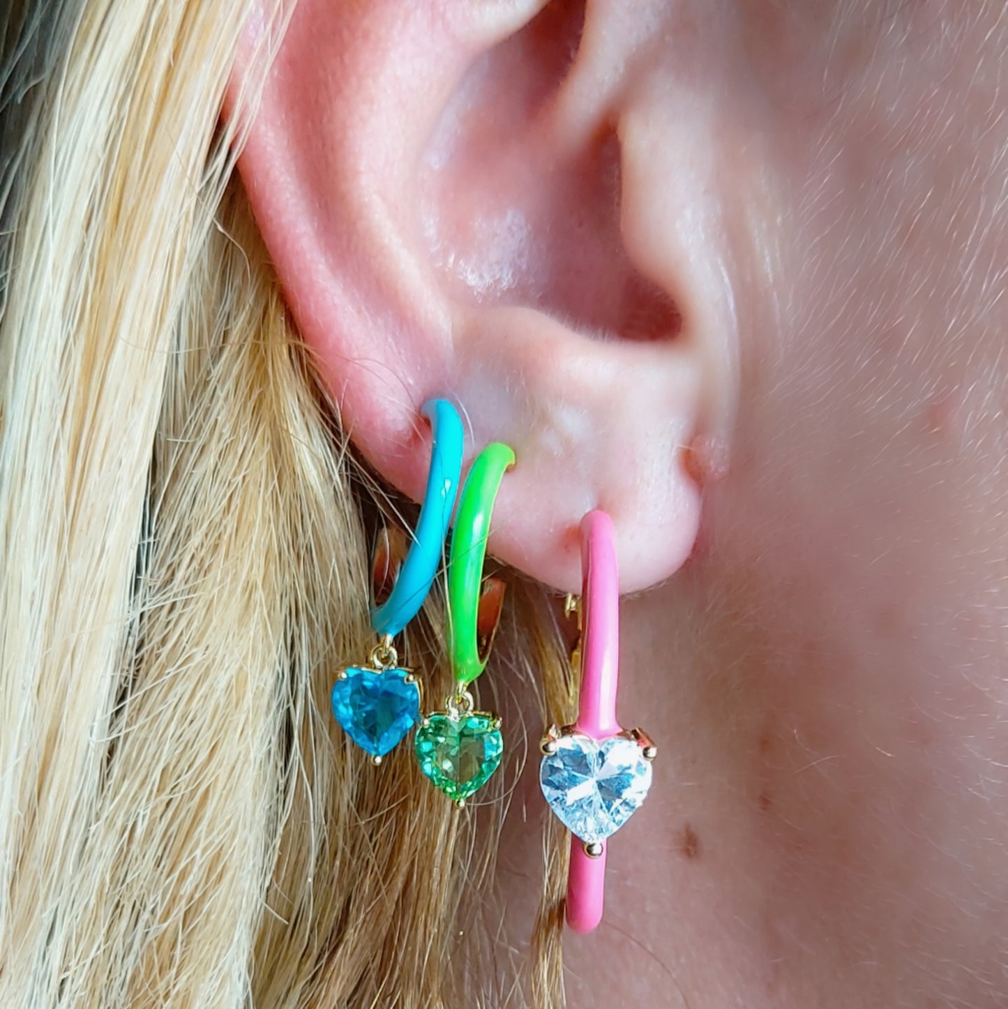 Cherie Fluo hoops- Orecchini a cerchio smaltati con cuore colorato