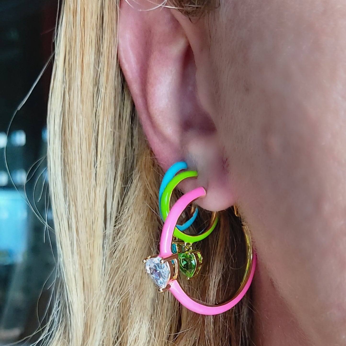 Cherie Fluo hoops- Orecchini a cerchio smaltati con cuore colorato