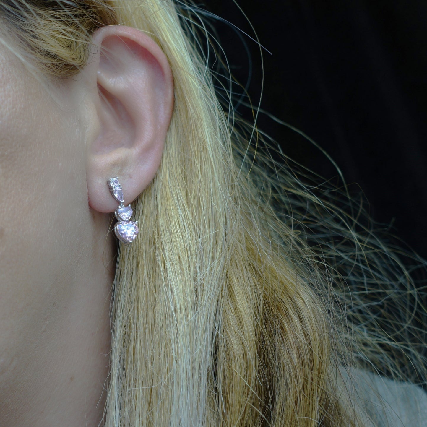 CHERIE - tiny - Orecchini pendenti in cubic zirconia a forma di cuore