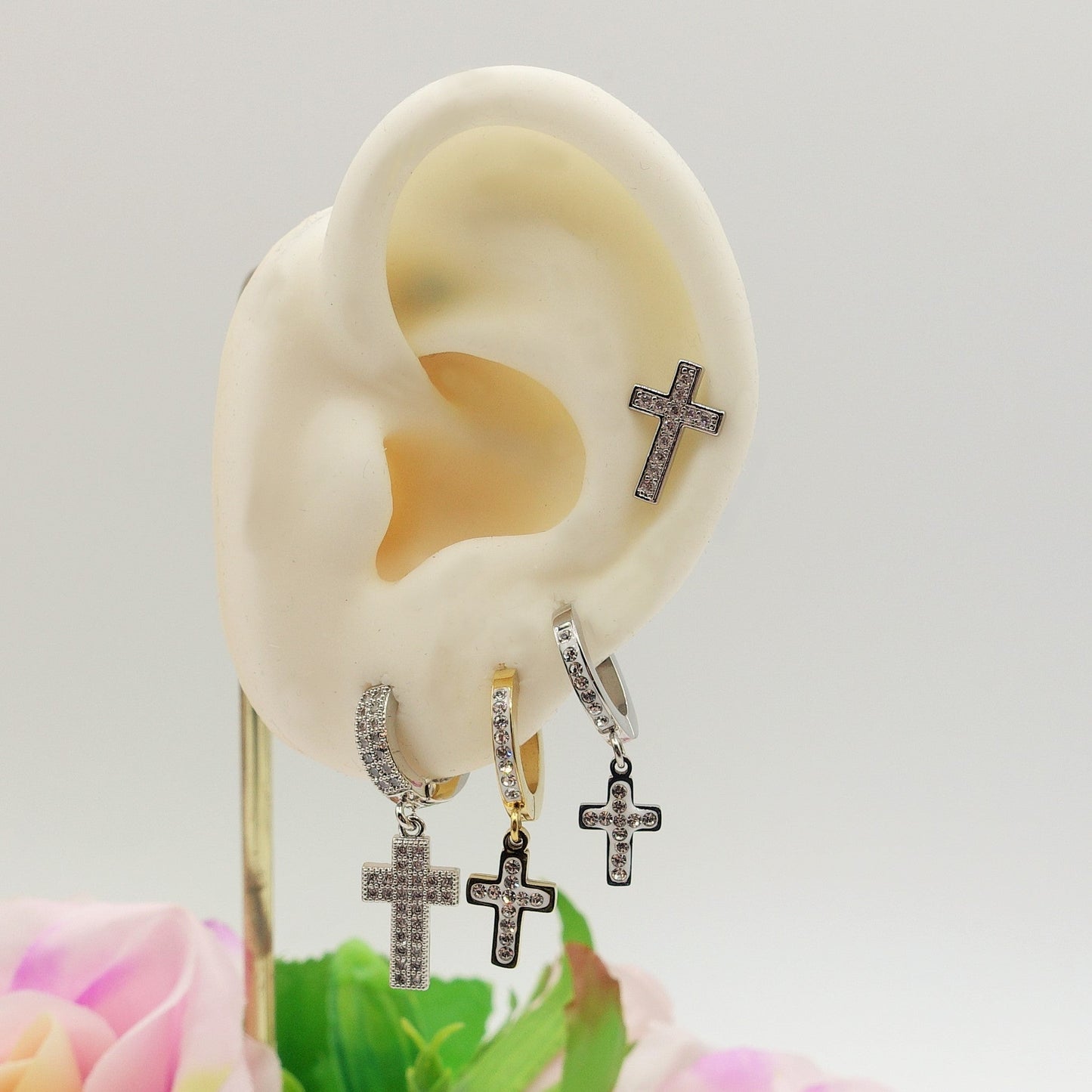 CROSS HOOPS - ACCIAIO INOSSIDABILE ~ Paio Orecchini mini cerchi con croce zirconata