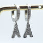 ORECCHINI INIZIALI IN ZIRCONIA ~ ACCIAIO INOSSIDABILE ARGENTO -  Mini orecchini a cerchio con iniziali in zirconi