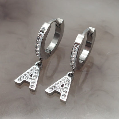 ORECCHINI INIZIALI IN ZIRCONIA ~ ACCIAIO INOSSIDABILE ARGENTO -  Mini orecchini a cerchio con iniziali in zirconi