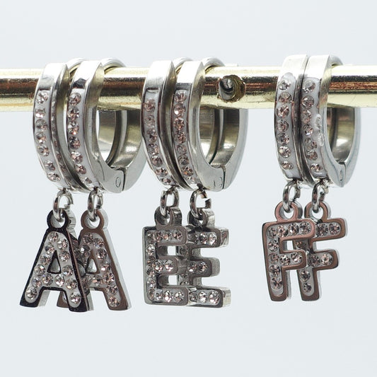 ORECCHINI INIZIALI IN ZIRCONIA ~ ACCIAIO INOSSIDABILE ARGENTO -  Mini orecchini a cerchio con iniziali in zirconi