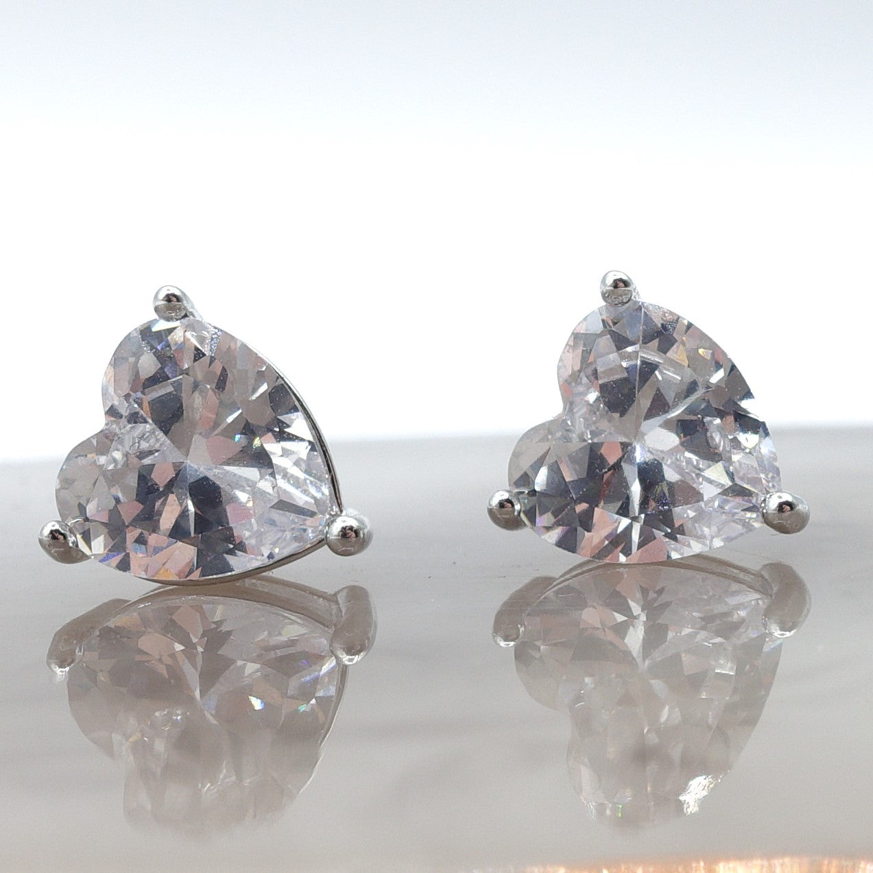Orecchini punto luce a forma di cuore in zircone-Acciaio inossidabile-