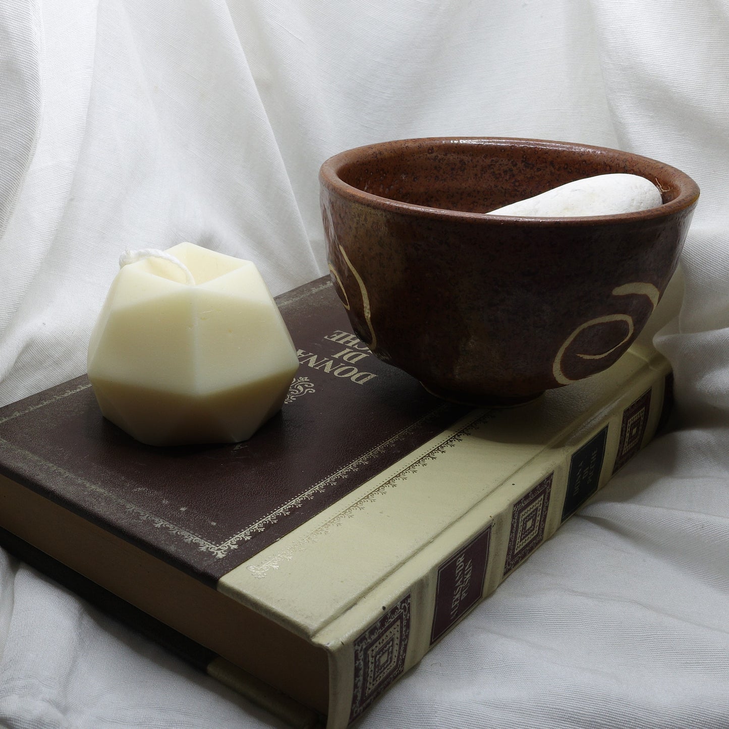 Alba ~ Geometric faceted round candle